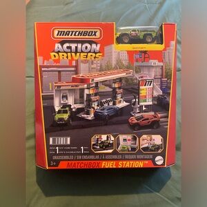 Matchbox Action Drivers Fuel Station Set with 1 Green cars
